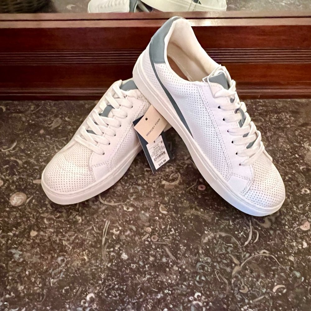Universal Thread "Blue Brittin" White Sneakers, Memory Foam, Size 8, Like New